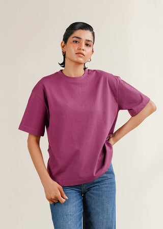 Cotton T-shirt – WS25-180 for Women – Summer Reverie Collection | KOA | Shop Online.
Women wearing a purple t-shirt and blue jeans on a plain background