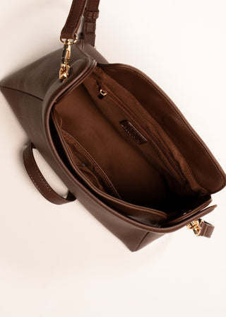 Top handle bag with magnetic closure