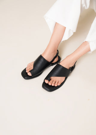 Wide strap toe ring sandal