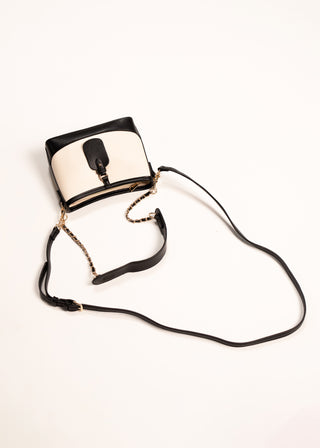 Contrasting shoulder bag