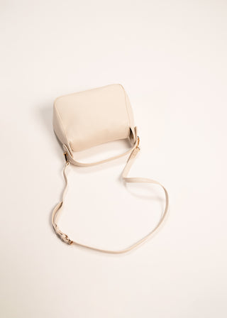 Top handle bag with magnetic closure