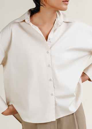 Regular-fit Button Down Shirt – WS25-153 for Women – Summer Reverie Collection | KOA | Shop Online.
Women wearing a white button-up shirt with a neutral background