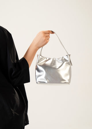 Metallic shoulder bag with chain